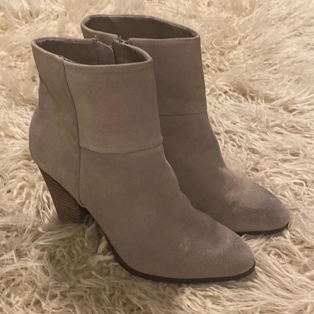 Nine West women’s beige suede ankle boots size 8.5